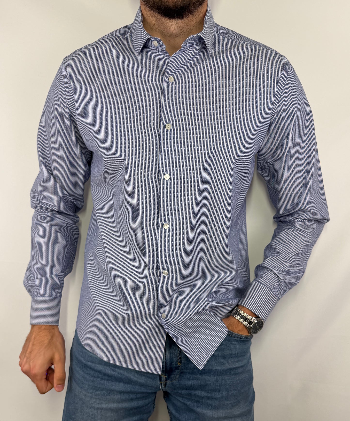 Chemise Armand Thiery rayée homme taille M en très bon état. Pièce seconde main premium sélectionnée par Comptoir Masculin. Expédition rapide depuis la France.