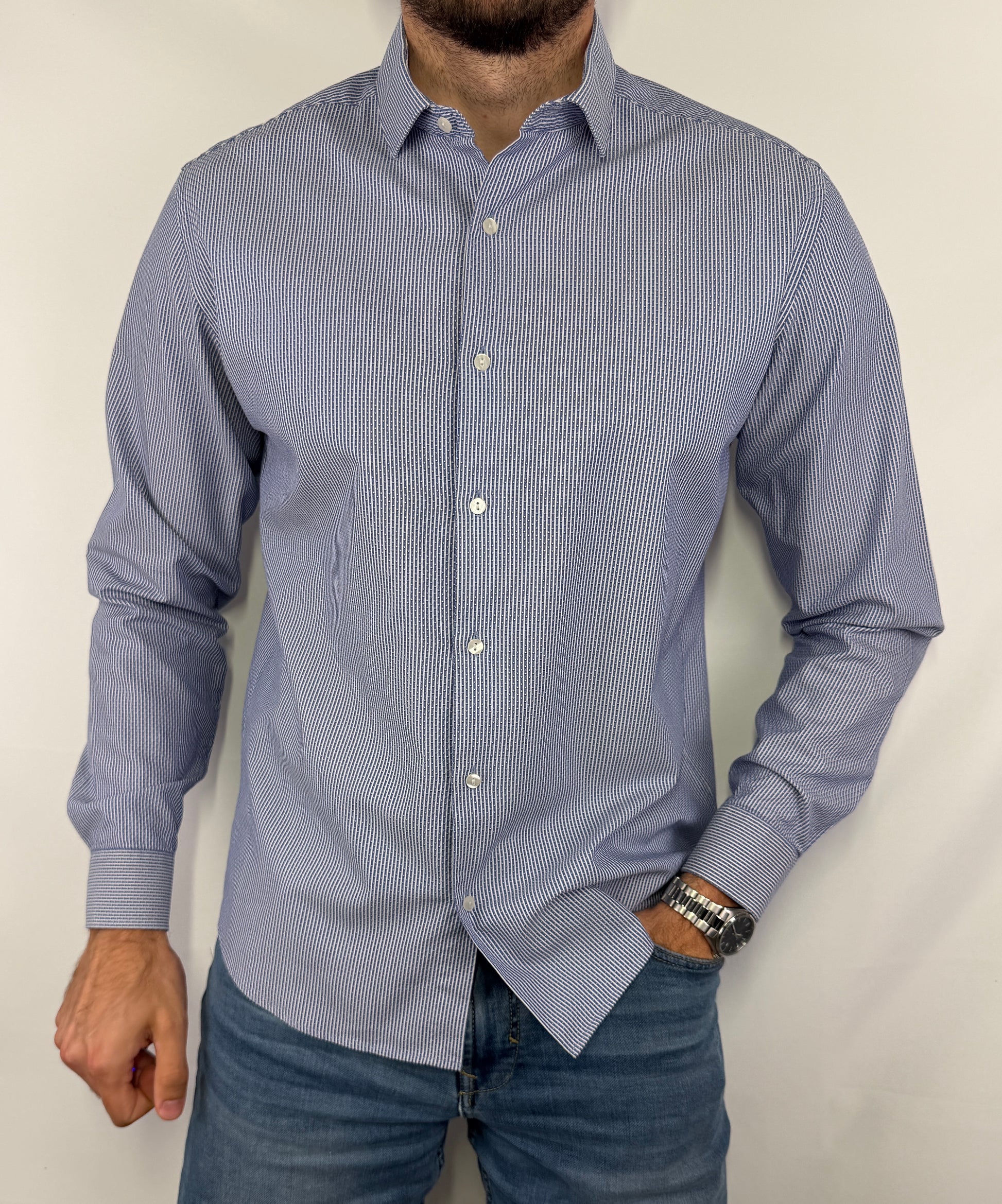 Chemise Armand Thiery rayée homme taille M en très bon état. Pièce seconde main premium sélectionnée par Comptoir Masculin. Expédition rapide depuis la France.