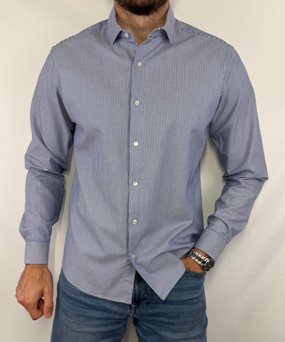 Chemise Armand Thiery rayée homme taille M en très bon état. Pièce seconde main premium sélectionnée par Comptoir Masculin. Expédition rapide depuis la France.