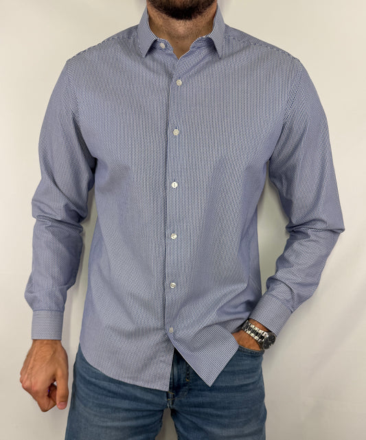 Chemise Armand Thiery rayée homme taille M en très bon état. Pièce seconde main premium sélectionnée par Comptoir Masculin. Expédition rapide depuis la France.