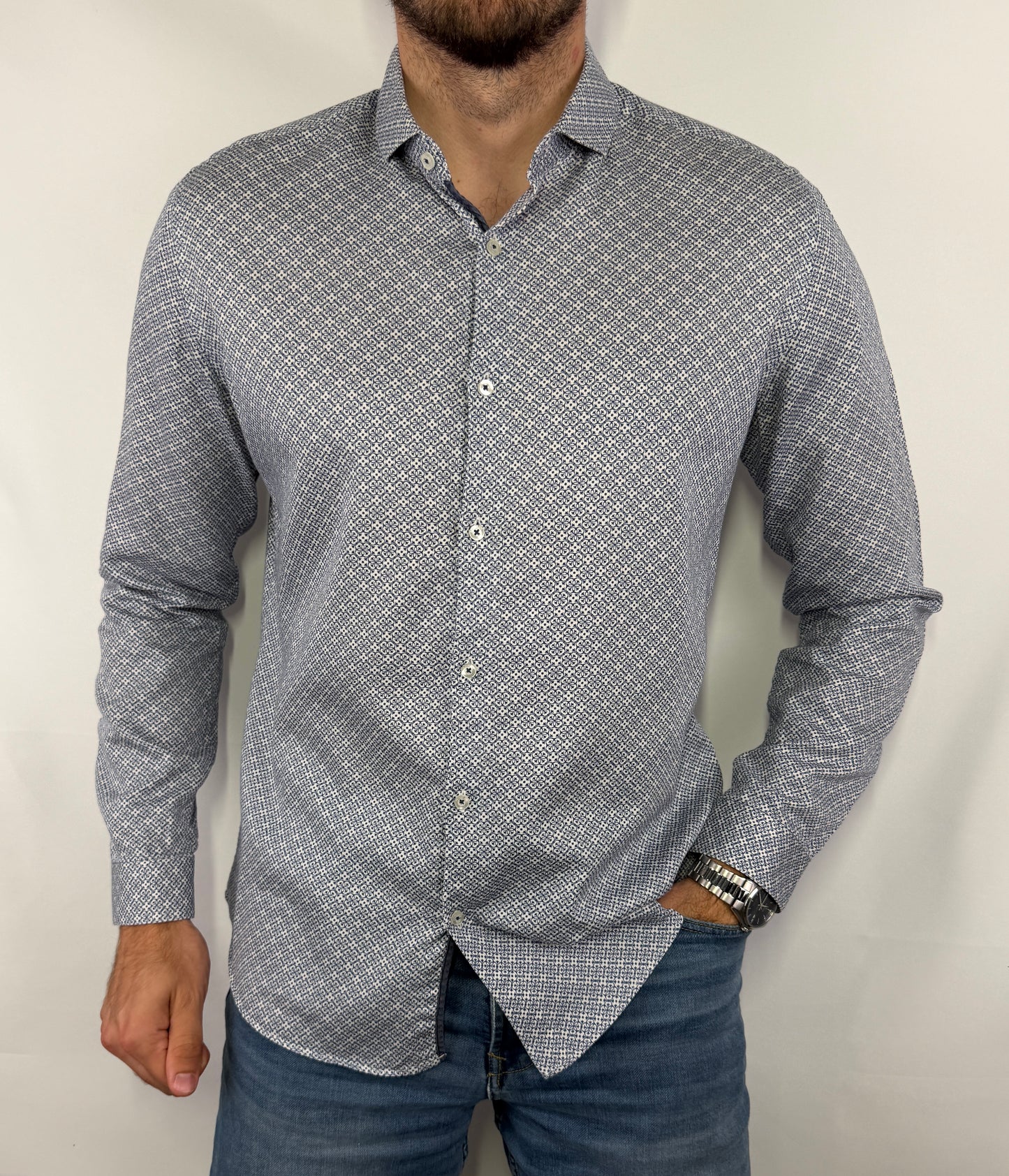 Chemise Devred à motifs homme taille M en très bon état. Pièce seconde main premium sélectionnée par Comptoir Masculin. Expédition rapide depuis la France.