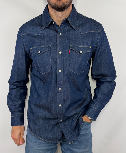 Chemise Levi's Barstow en jean homme taille L en très bon état. Pièce seconde main premium sélectionnée par Comptoir Masculin. Expédition rapide depuis France