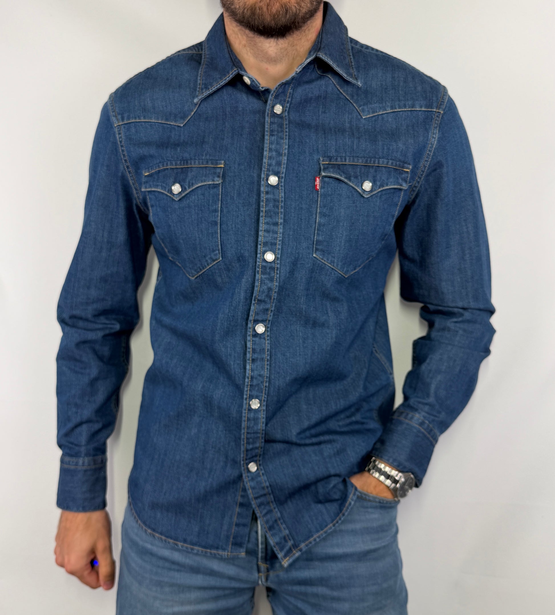 Chemise Levi's Barstow en jean homme taille M en parfait état. Pièce seconde main premium sélectionnée par Comptoir Masculin. Expédition rapide depuis France