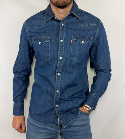 Chemise Levi's Barstow en jean homme taille M en parfait état. Pièce seconde main premium sélectionnée par Comptoir Masculin. Expédition rapide depuis France
