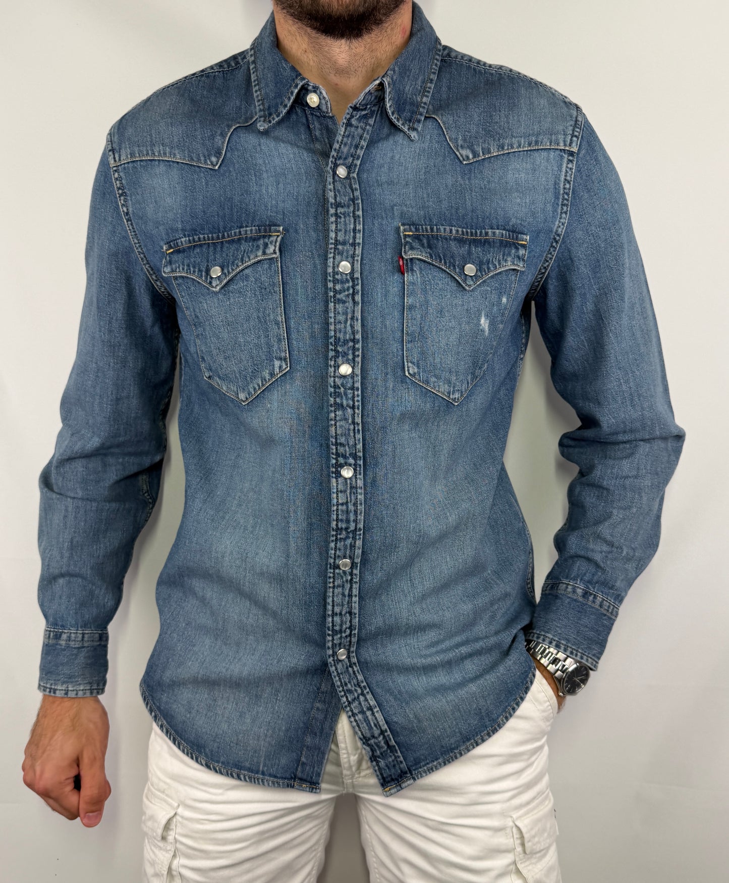 Chemise Levi's en jean bleu homme taille M en très bon état. Pièce seconde main premium sélectionnée par Comptoir Masculin. Expédition rapide depuis la France.