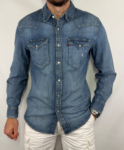 Chemise Levi's en jean bleu homme taille M en très bon état. Pièce seconde main premium sélectionnée par Comptoir Masculin. Expédition rapide depuis la France.