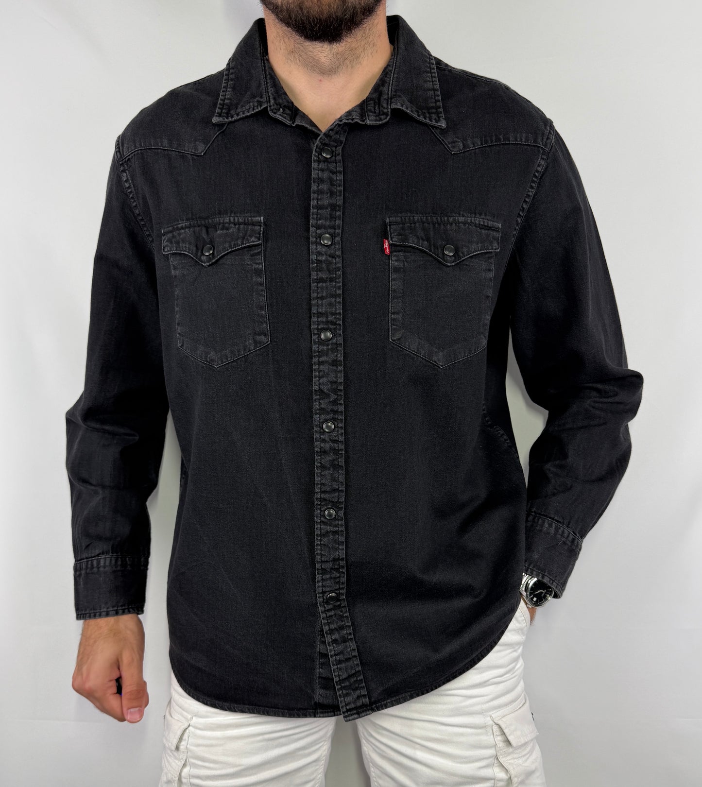 Chemise Levi's homme taille XL en très bon état. Pièce seconde main premium sélectionnée par Comptoir Masculin. Expédition rapide depuis la France.