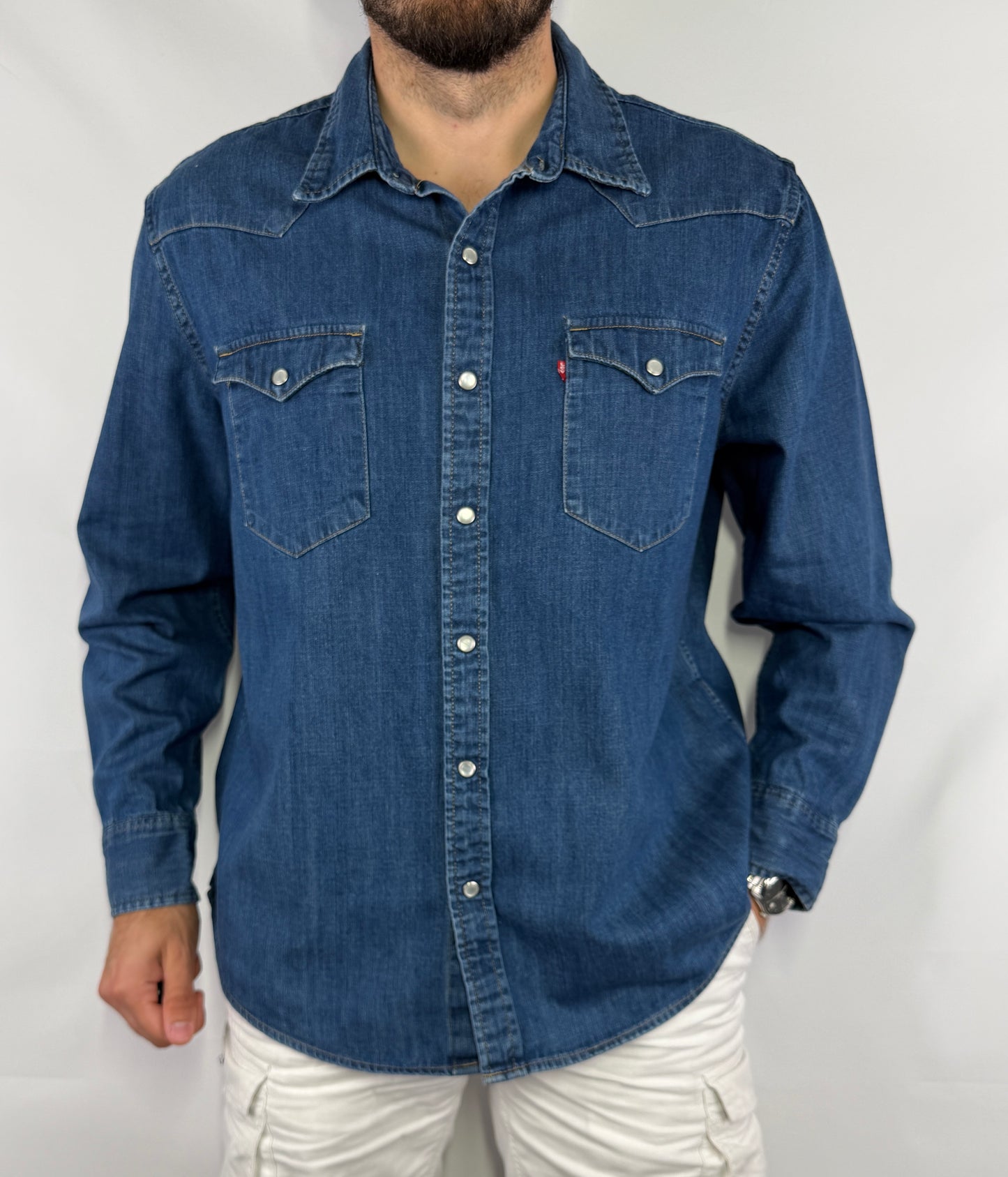 Chemise Levi's homme taille XL en très bon état. Pièce seconde main premium sélectionnée par Comptoir Masculin. Expédition rapide depuis la France.