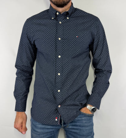 Chemise Tommy Hilfiger bleu marine taille S en très bon état. Pièce seconde main premium sélectionnée par Comptoir Masculin. Expédition rapide depuis la France.