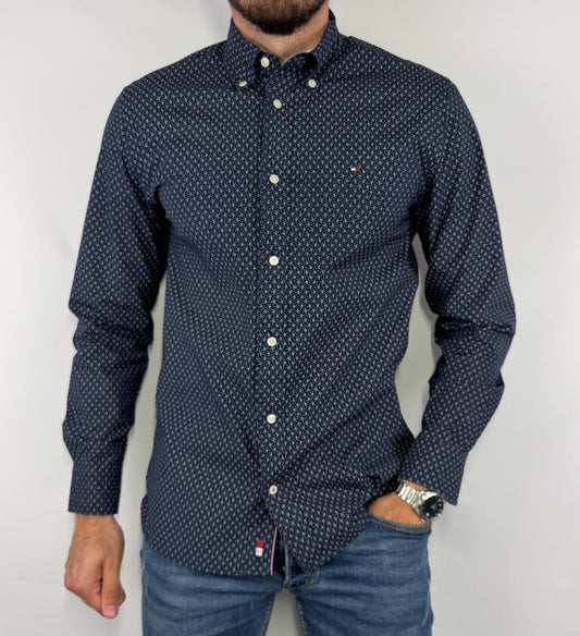 Chemise Tommy Hilfiger bleu marine taille S en très bon état. Pièce seconde main premium sélectionnée par Comptoir Masculin. Expédition rapide depuis la France.