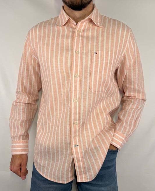 Chemise Tommy Hilfiger en lin taille L en très bon état. Pièce seconde main premium sélectionnée par Comptoir Masculin. Expédition rapide depuis la France.