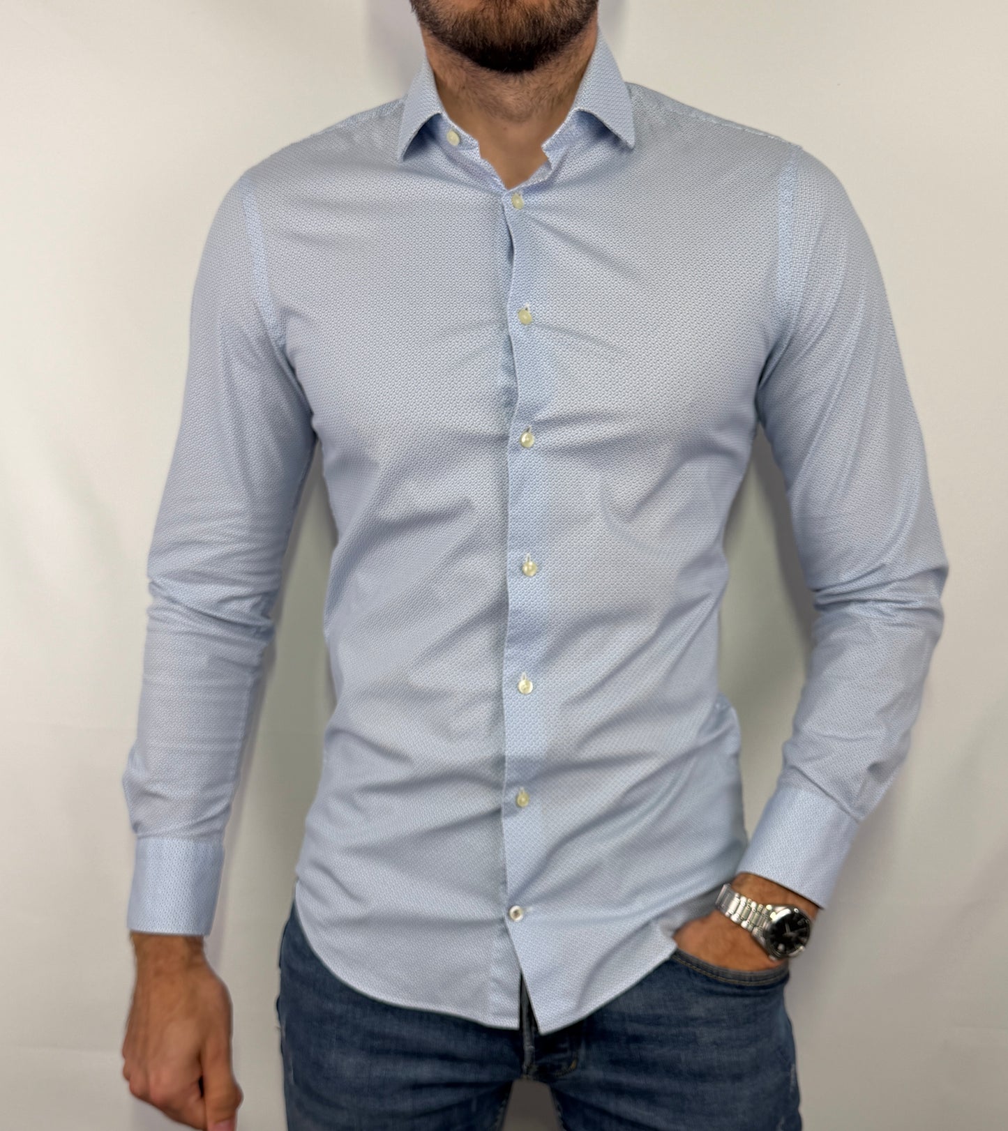 Chemise Tommy Hilfiger homme taille S en très bon état. Pièce seconde main premium sélectionnée par Comptoir Masculin. Expédition rapide depuis la France.