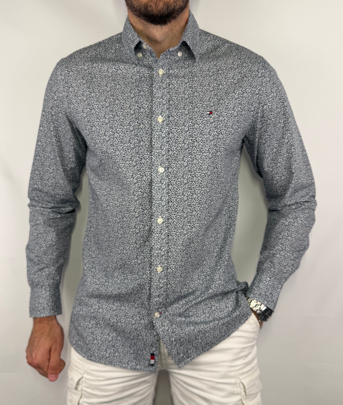 Chemise Tommy Hilfiger homme taille S en très bon état. Pièce seconde main premium sélectionnée par Comptoir Masculin. Expédition rapide depuis la France.