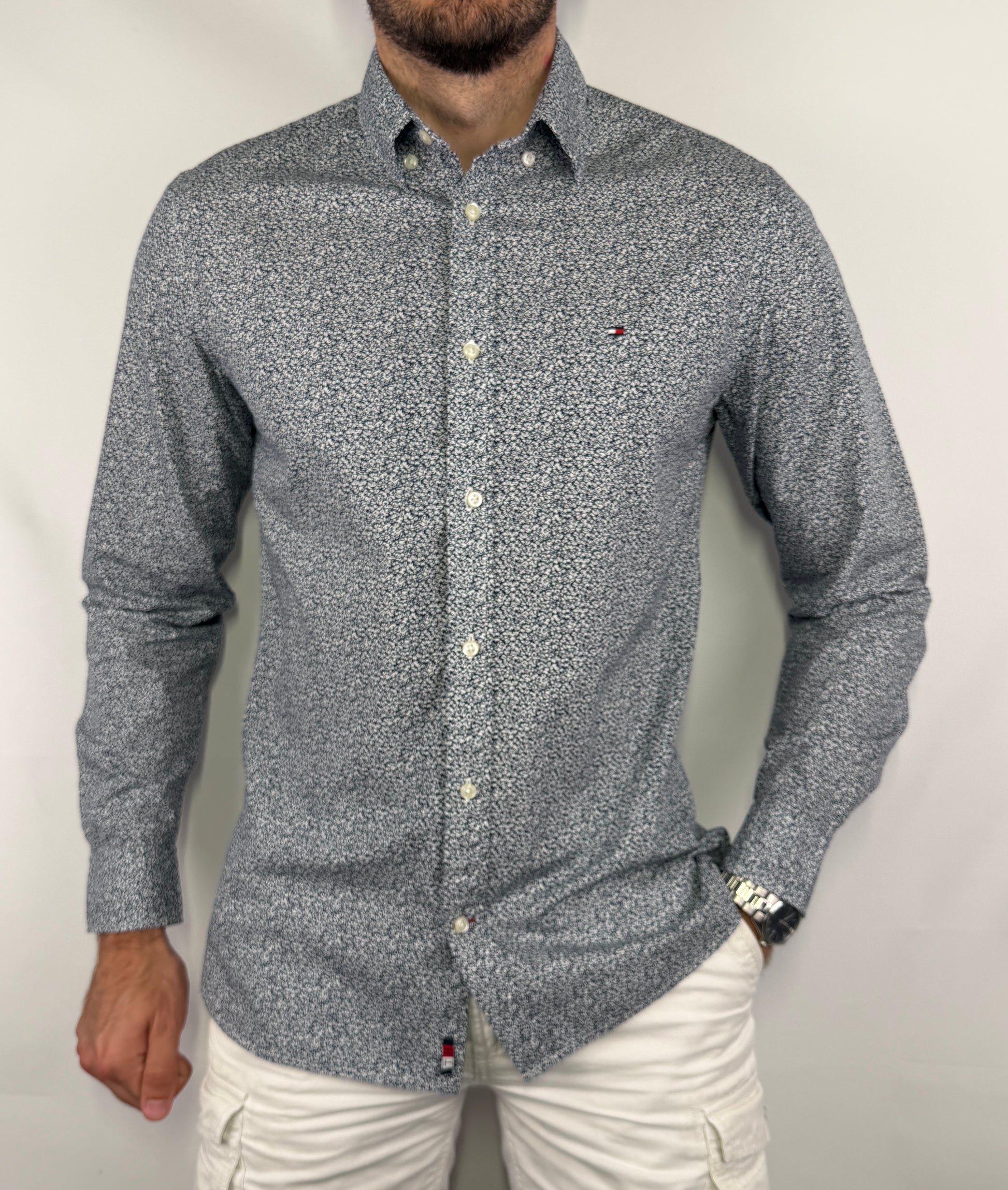 Chemise Tommy Hilfiger homme taille S en très bon état. Pièce seconde main premium sélectionnée par Comptoir Masculin. Expédition rapide depuis la France.