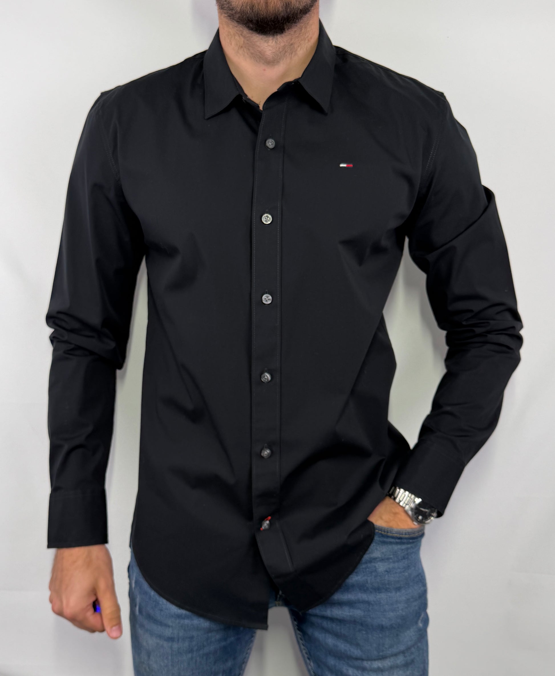 Chemise Tommy Hilfiger homme taille L en très bon état. Pièce seconde main premium sélectionnée par Comptoir Masculin. Expédition rapide depuis la France.