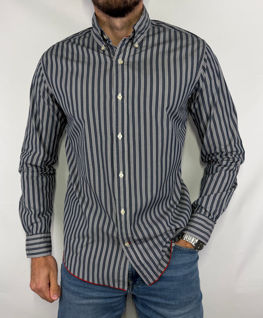 Chemise Tommy Hilfiger homme taille M en très bon état. Pièce seconde main premium sélectionnée par Comptoir Masculin. Expédition rapide depuis la France.
