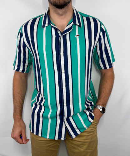 Chemise Tommy Jeans homme taille M en très bon état. Pièce seconde main premium sélectionnée par Comptoir Masculin. Expédition rapide depuis la France.