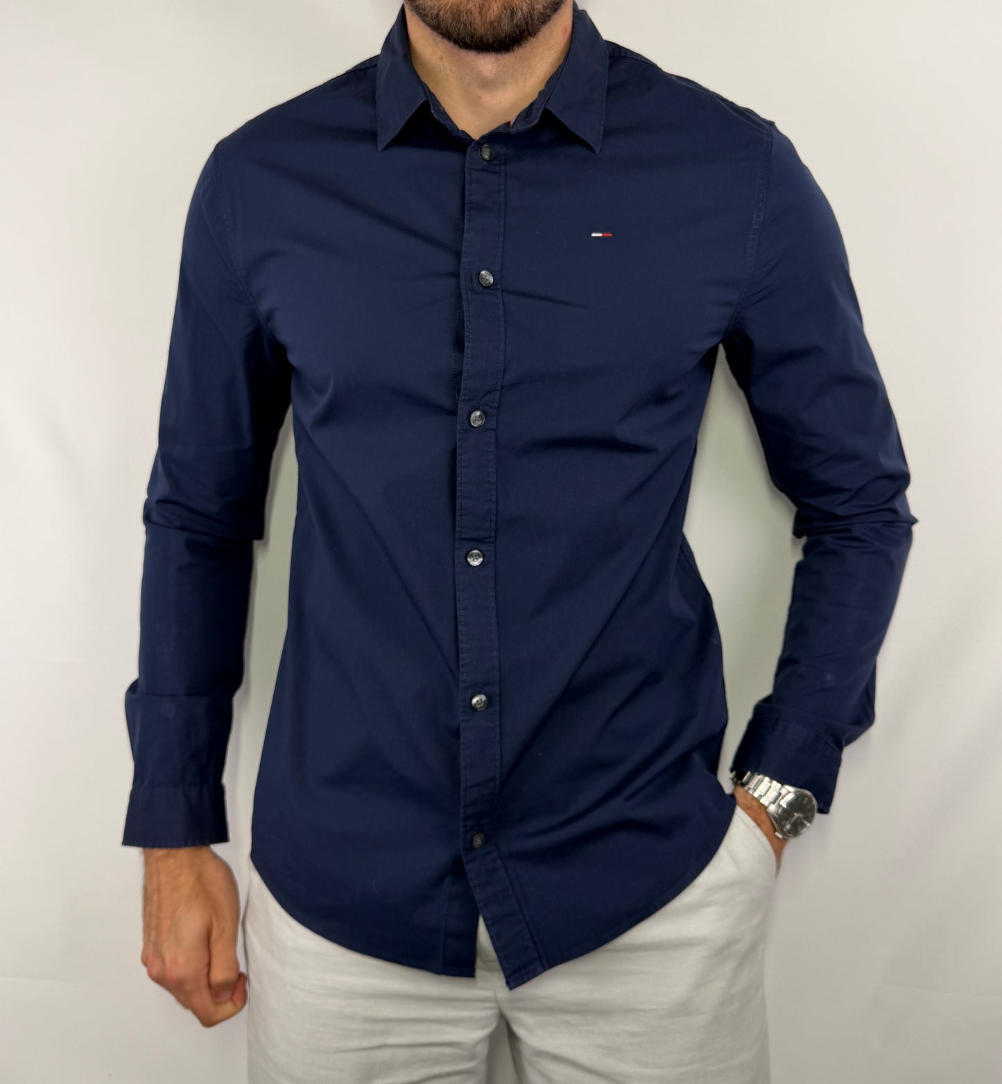 Chemise Tommy Jeans homme taille M en très bon état. Pièce seconde main premium sélectionnée par Comptoir Masculin. Expédition rapide depuis la France.