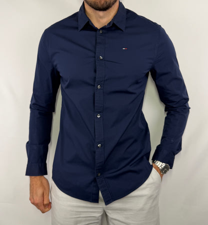 Chemise Tommy Jeans homme taille M en très bon état. Pièce seconde main premium sélectionnée par Comptoir Masculin. Expédition rapide depuis la France.