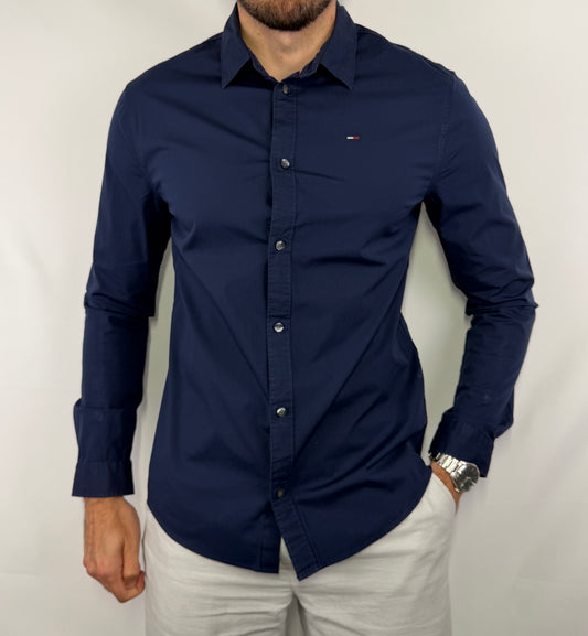 Chemise Tommy Jeans homme taille M en très bon état. Pièce seconde main premium sélectionnée par Comptoir Masculin. Expédition rapide depuis la France.