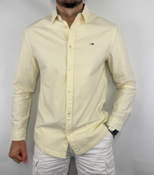 Chemise Tommy Jeans homme taille M en très bon état. Pièce seconde main premium sélectionnée par Comptoir Masculin. Expédition rapide depuis la France.
