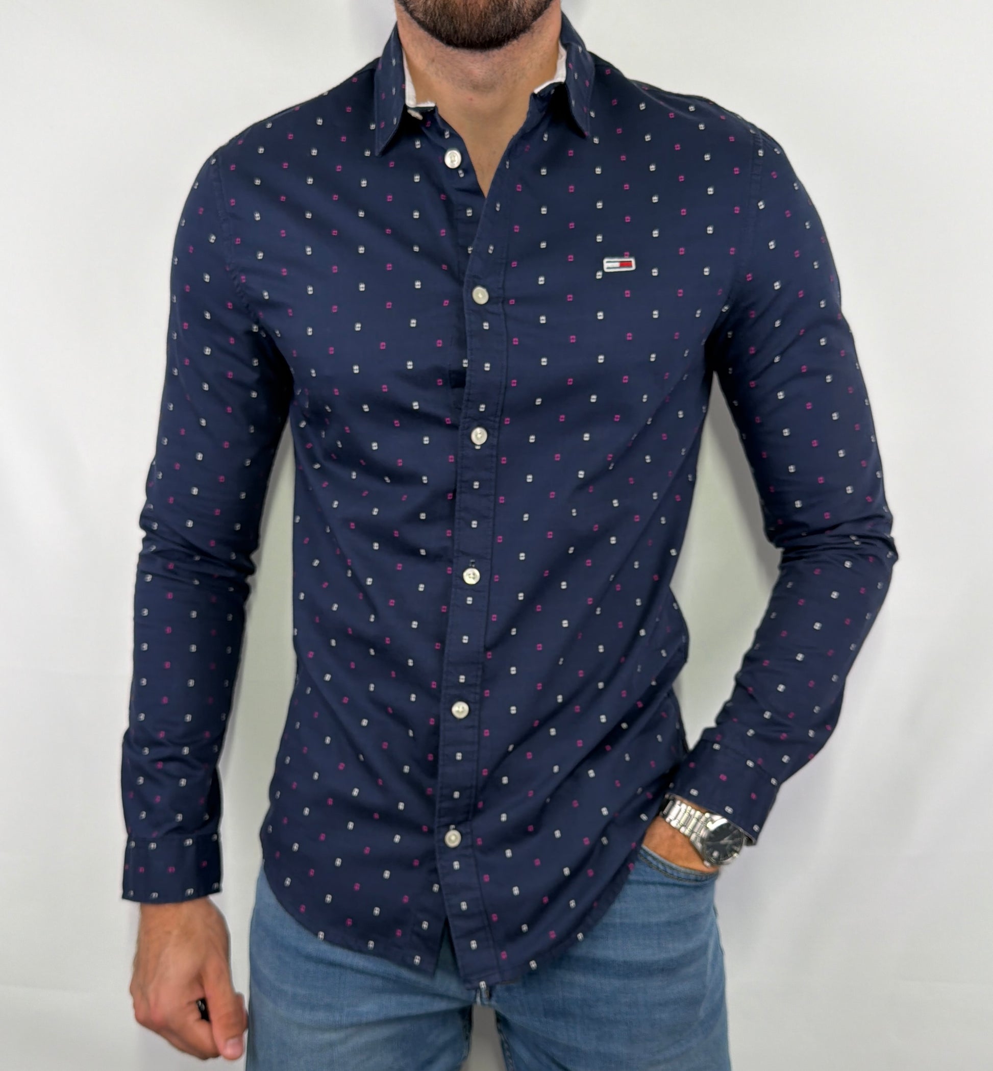 Chemise Tommy Jeans marine homme taille S en très bon état. Pièce seconde main premium sélectionnée par Comptoir Masculin. Expédition rapide depuis la France.
