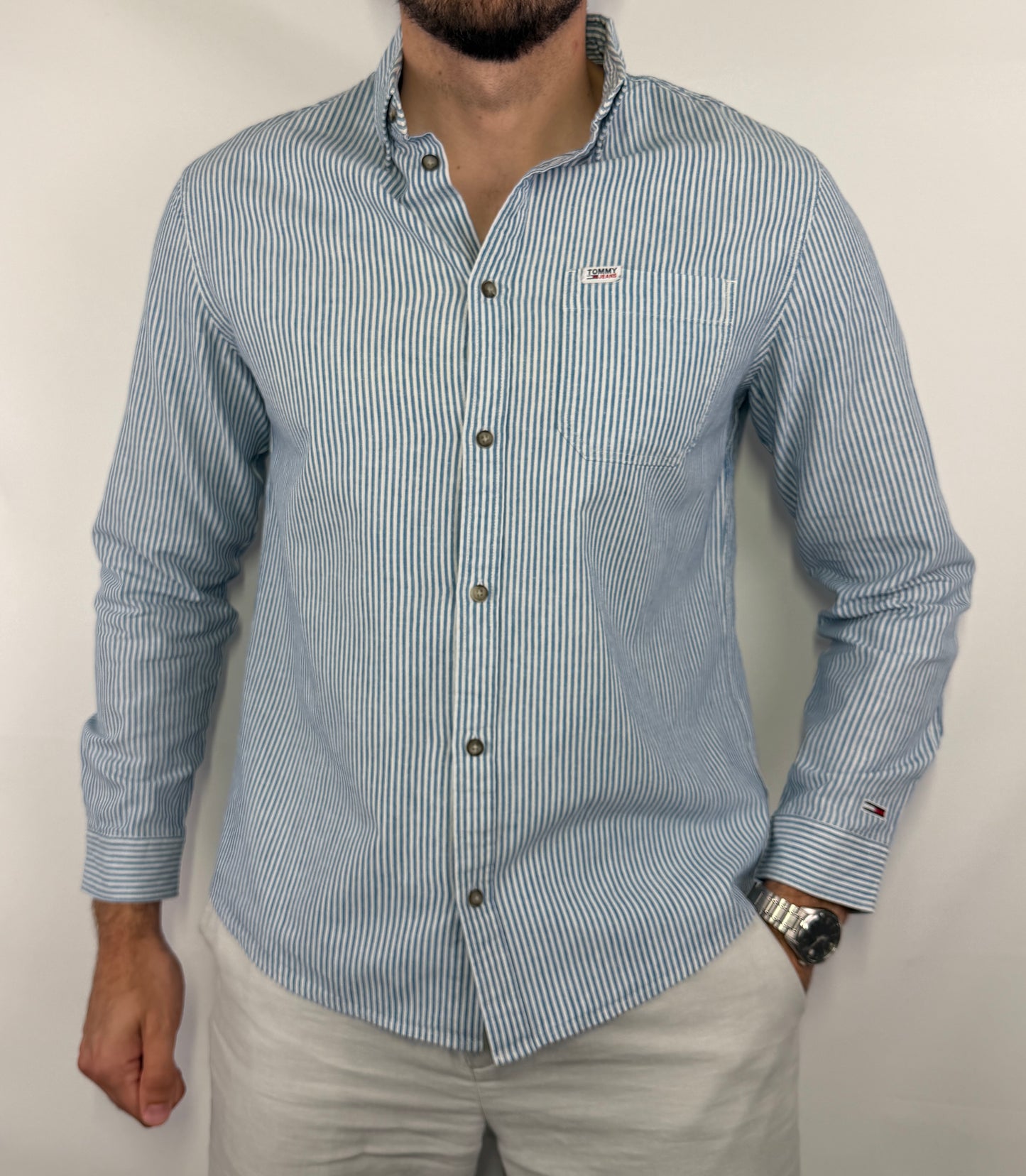 Chemise Tommy Jeans rayée homme taille S en très bon état. Pièce seconde main premium sélectionnée par Comptoir Masculin. Expédition rapide depuis la France.