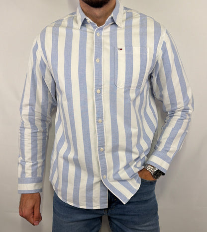 Chemise Tommy Jeans à rayures homme taille M en très bon état. Pièce seconde main premium sélectionnée par Comptoir Masculin. Expédition rapide depuis la France