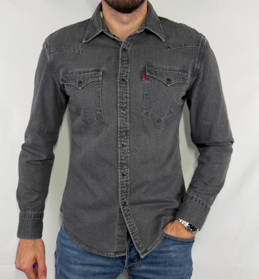 Chemise en jean Levi's grise homme taille M en très bon état. Pièce seconde main premium sélectionnée par Comptoir Masculin. Expédition rapide depuis la France.