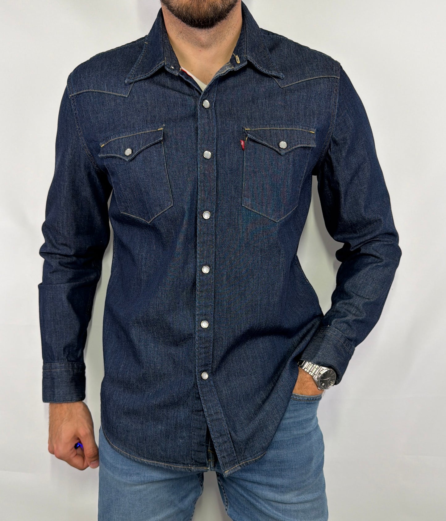 Chemise en jean Levi's homme taille L en très bon état. Pièce seconde main premium sélectionnée par Comptoir Masculin. Expédition rapide depuis la France.