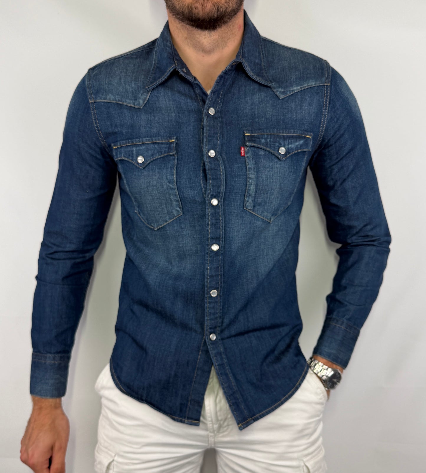 Chemise en jean Levi's homme taille S en très bon état. Pièce seconde main premium sélectionnée par Comptoir Masculin. Expédition rapide depuis la France.