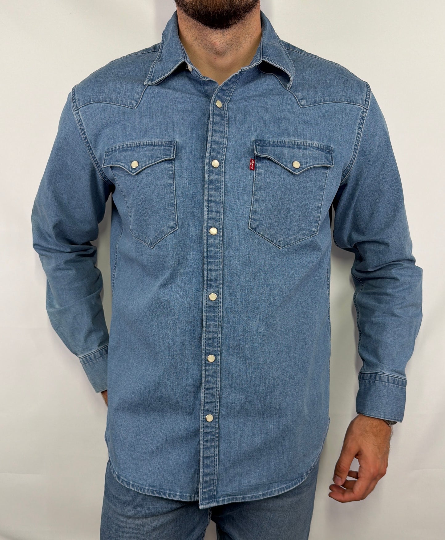 Chemise en jean Tommy Jeans homme taille S en très bon état. Pièce seconde main premium sélectionnée par Comptoir Masculin. Expédition rapide depuis la France.