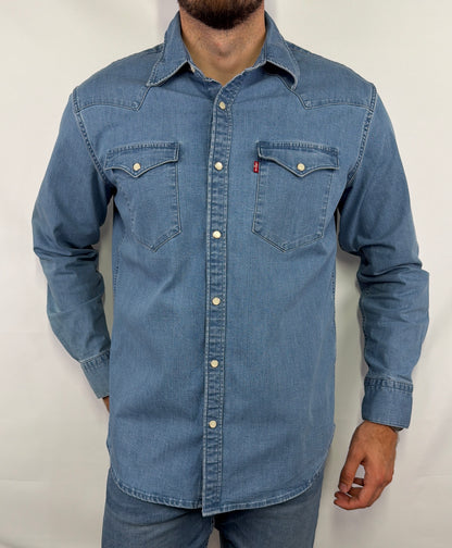 Chemise en jean Tommy Jeans homme taille S en très bon état. Pièce seconde main premium sélectionnée par Comptoir Masculin. Expédition rapide depuis la France.