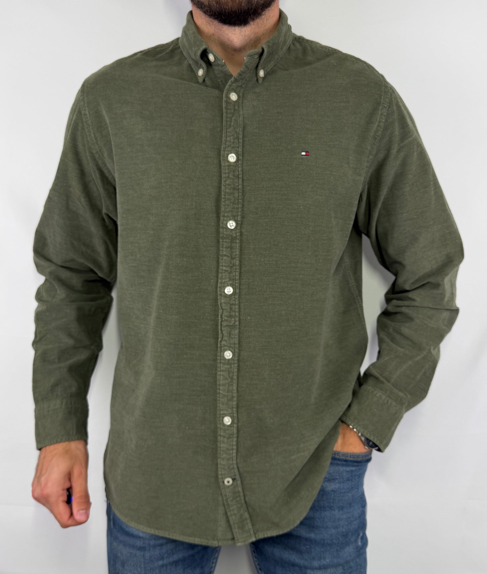 Chemise en velours Tommy Hilfiger taille XL en très bon état. Pièce seconde main premium sélectionnée par Comptoir Masculin. Expédition rapide depuis la France.