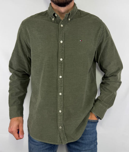 Chemise en velours Tommy Hilfiger taille XL en très bon état. Pièce seconde main premium sélectionnée par Comptoir Masculin. Expédition rapide depuis la France.