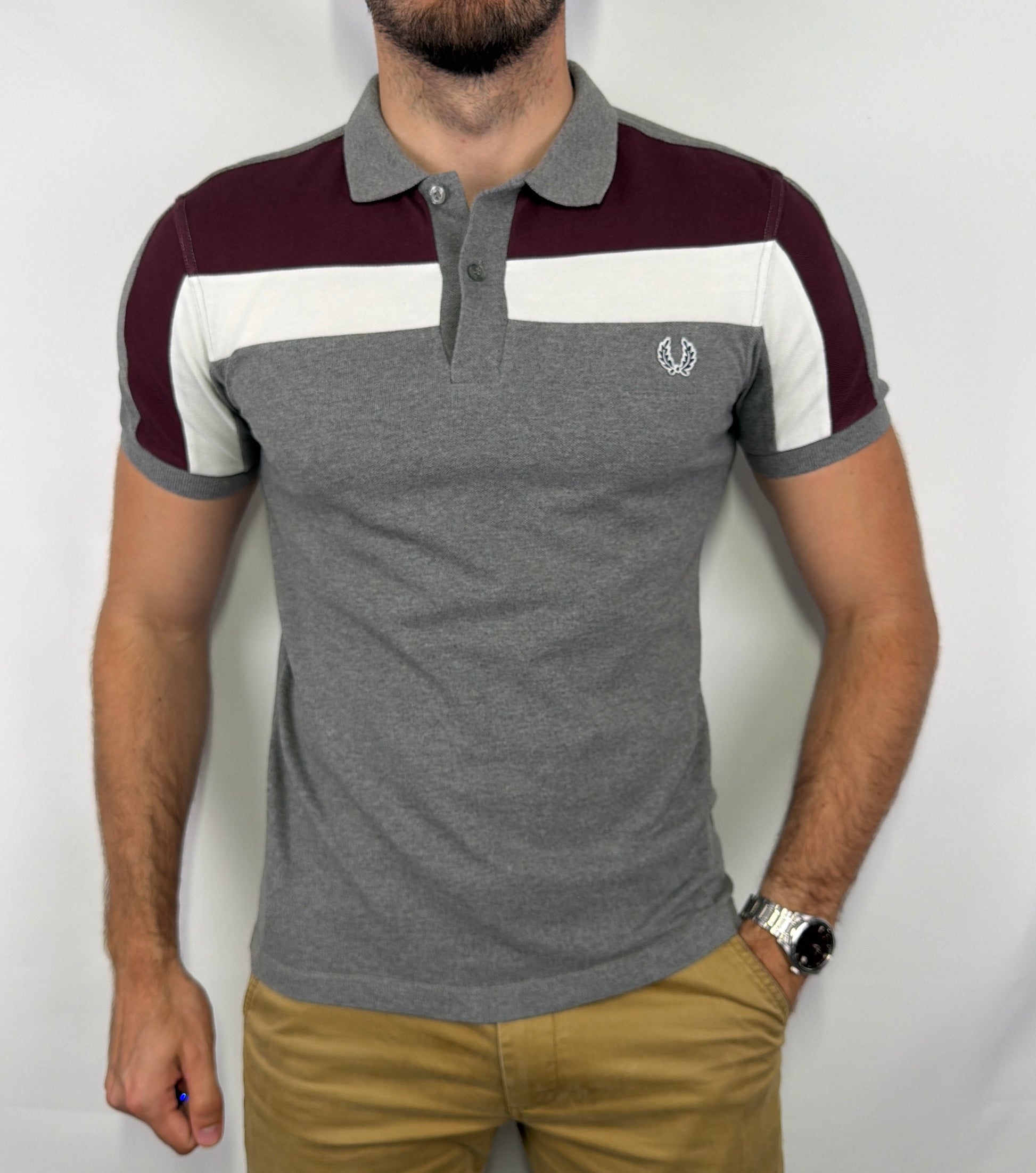 Polo Fred Perry homme taille S en très bon état. Pièce seconde main premium sélectionnée par Comptoir Masculin. Expédition rapide depuis la France.