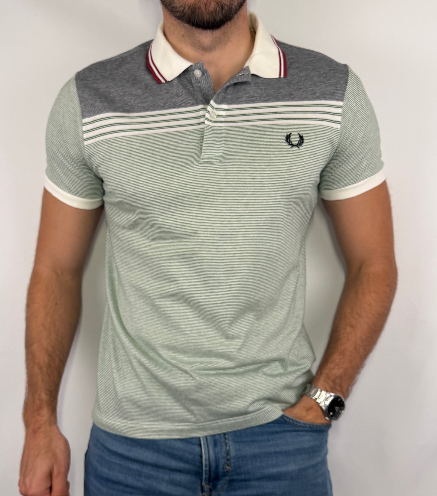 Polo Fred Perry homme taille M en très bon état. Pièce seconde main premium sélectionnée par Comptoir Masculin. Expédition rapide depuis la France.