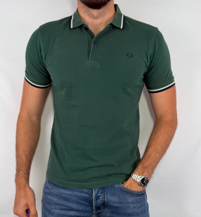 Polo Fred Perry vert homme taille S en très bon état. Pièce seconde main premium sélectionnée par Comptoir Masculin. Expédition rapide depuis la France.