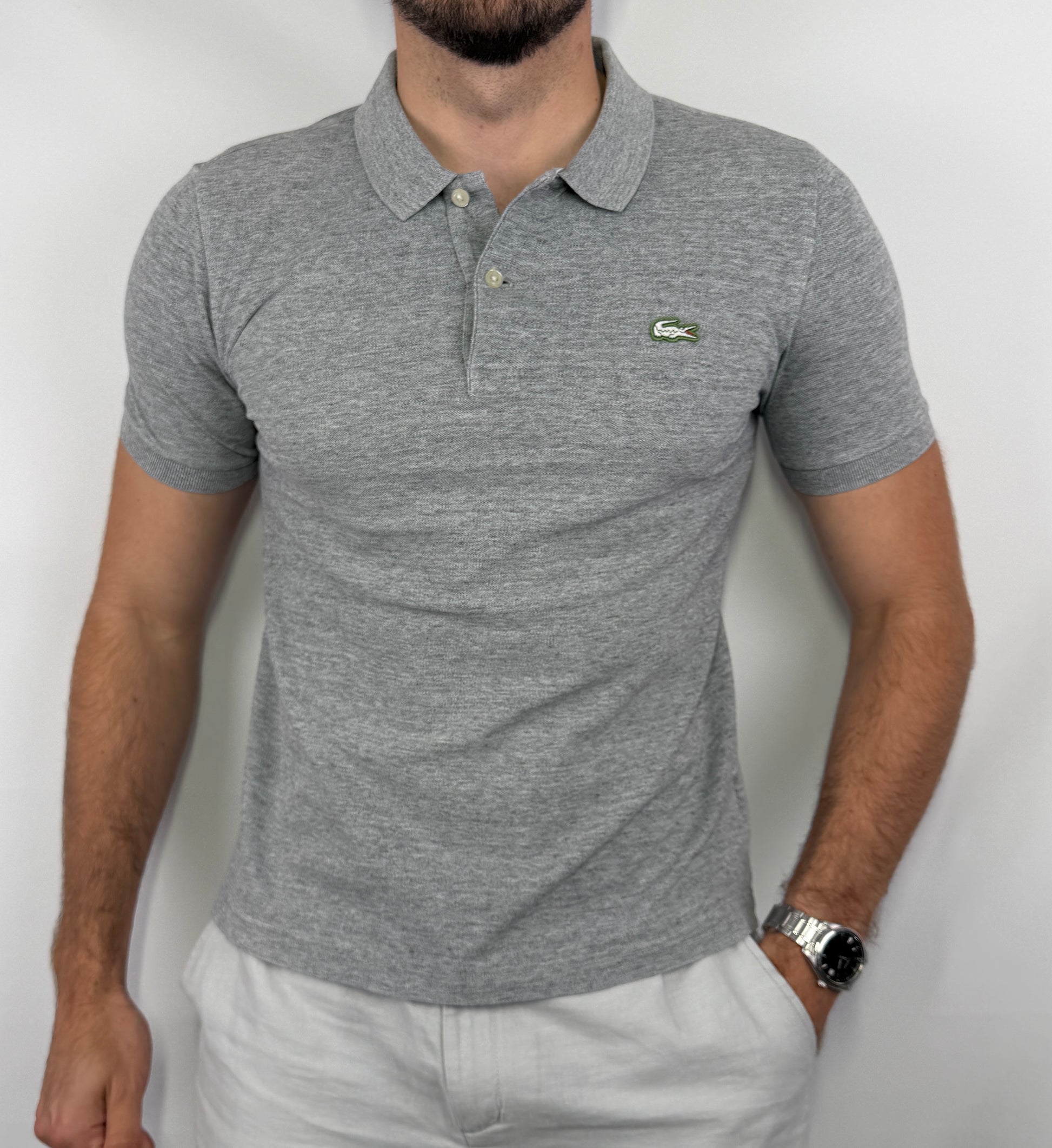 Polo Lacoste Live gris homme taille M en très bon état. Pièce seconde main premium sélectionnée par Comptoir Masculin. Expédition rapide depuis la France.