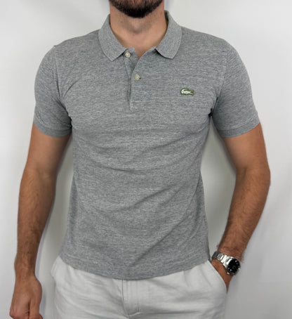 Polo Lacoste Live gris homme taille M en très bon état. Pièce seconde main premium sélectionnée par Comptoir Masculin. Expédition rapide depuis la France.