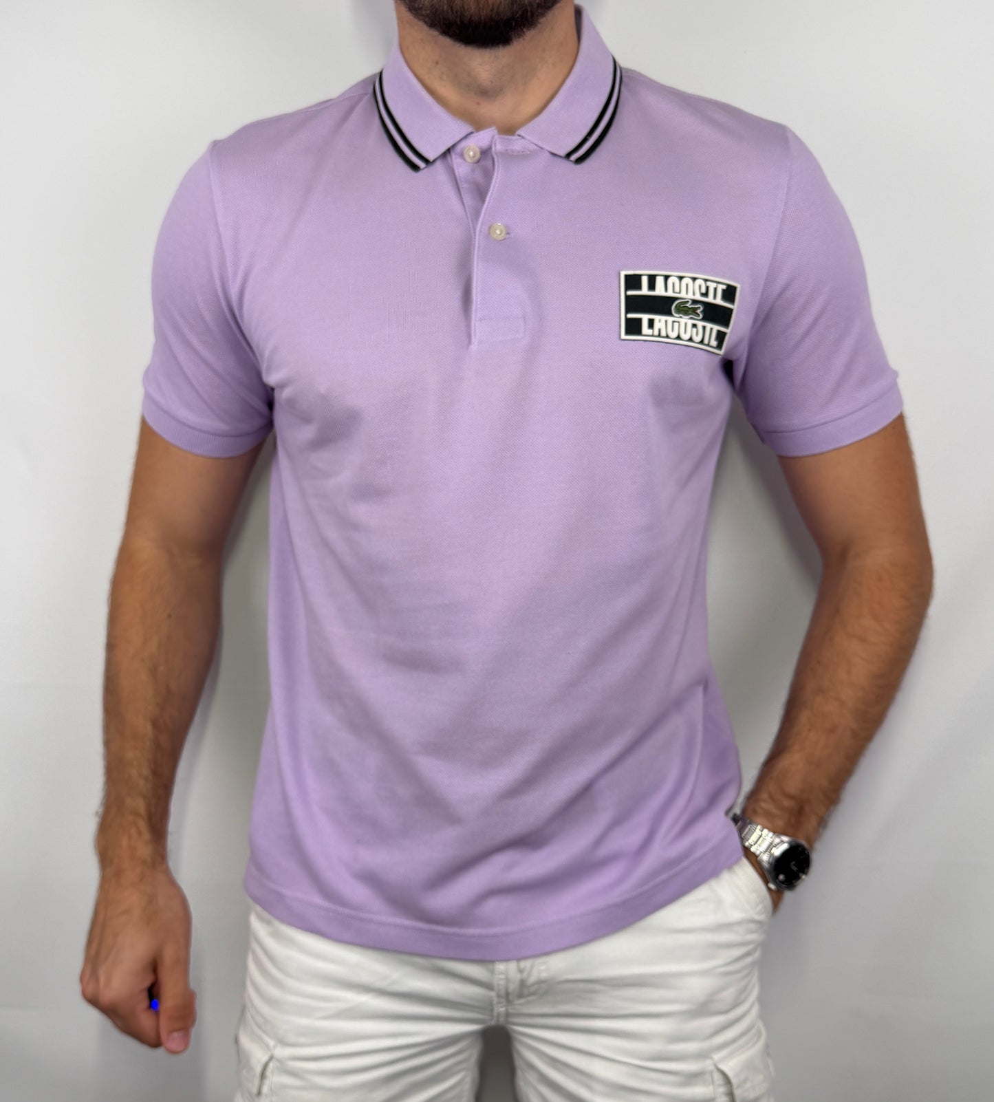 Polo Lacoste Live homme taille M en très bon état. Pièce seconde main premium sélectionnée par Comptoir Masculin. Expédition rapide depuis la France.