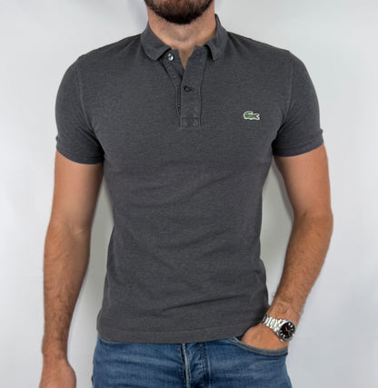 Polo Lacoste gris homme taille S en très bon état. Pièce seconde main premium sélectionnée par Comptoir Masculin. Expédition rapide depuis la France.