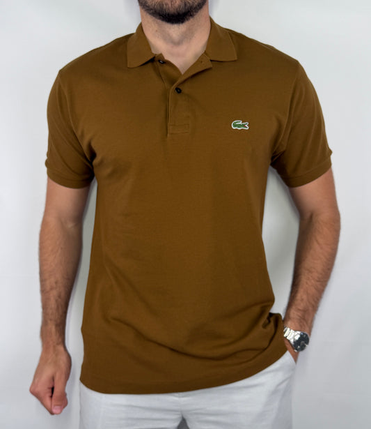 Polo Lacoste homme taille XL en très bon état. Pièce seconde main premium sélectionnée par Comptoir Masculin. Expédition rapide depuis la France.