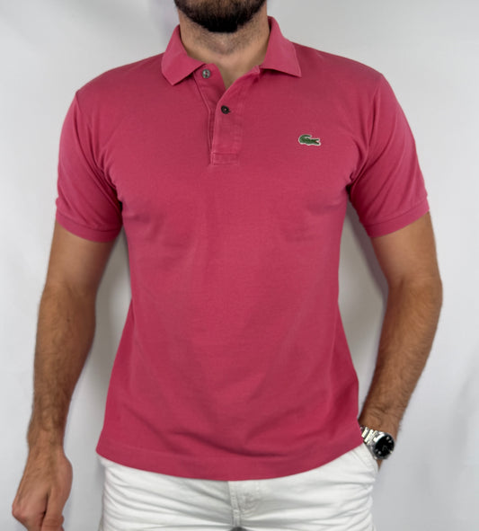Polo Lacoste homme taille M en très bon état. Pièce seconde main premium sélectionnée par Comptoir Masculin. Expédition rapide depuis la France.