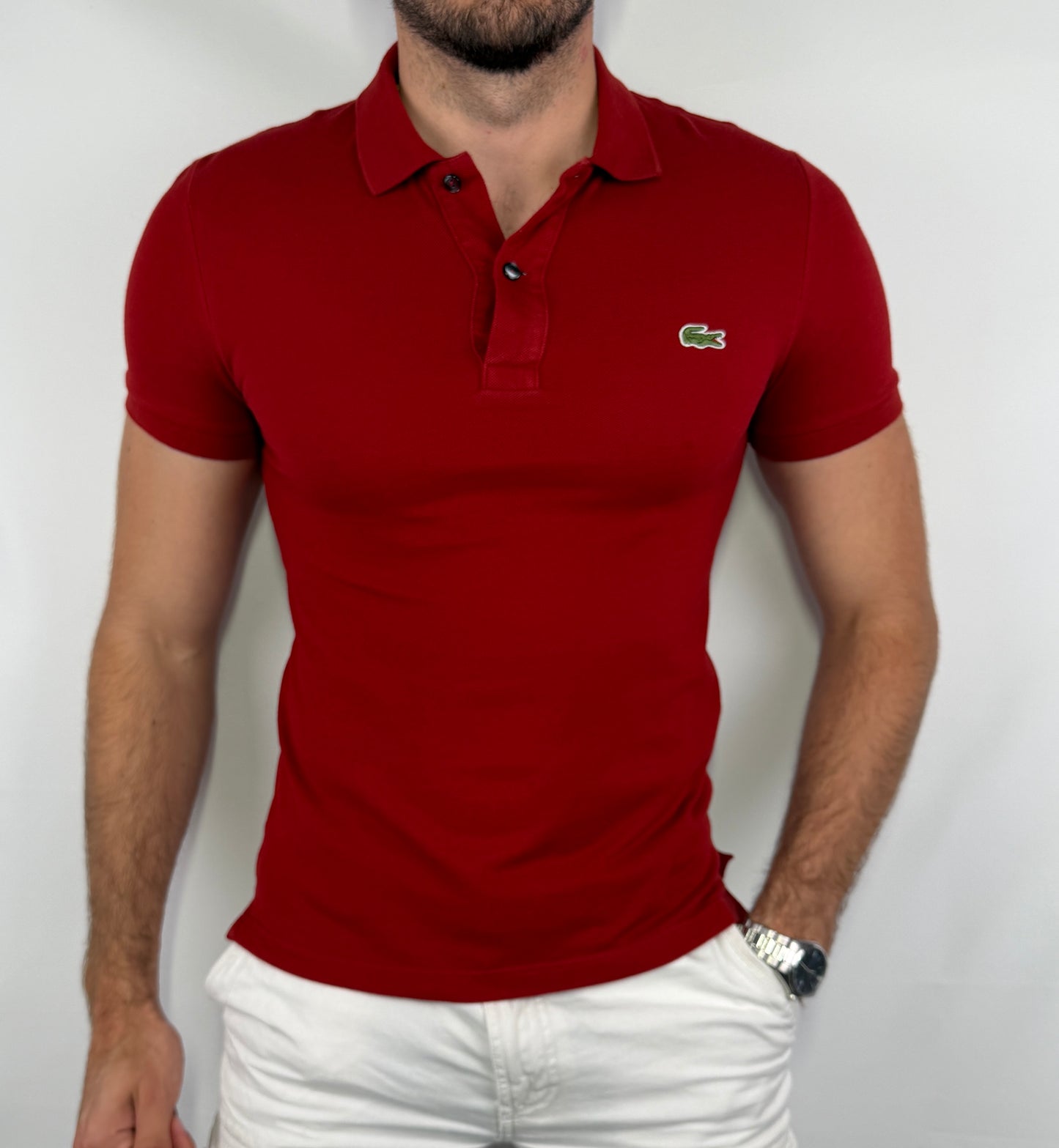 Polo Lacoste homme rouge taille XS en très bon état. Pièce seconde main premium sélectionnée par Comptoir Masculin. Expédition rapide depuis la France.