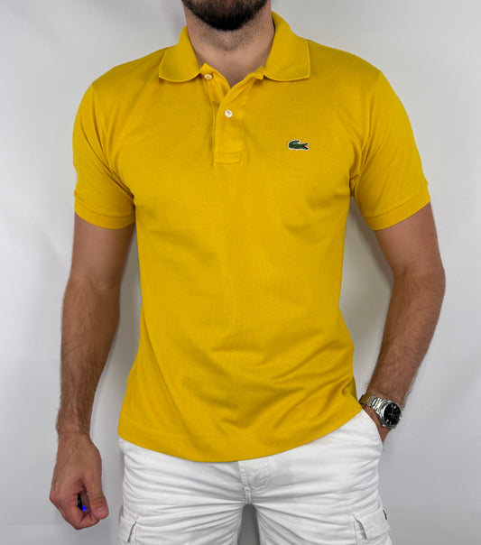 Polo Lacoste homme taille M (FR 4) en très bon état. Pièce seconde main premium sélectionnée par Comptoir Masculin. Expédition rapide depuis la France.