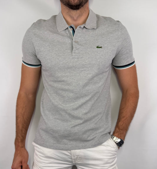 Polo Lacoste homme taille M en très bon état. Pièce seconde main premium sélectionnée par Comptoir Masculin. Expédition rapide depuis la France.