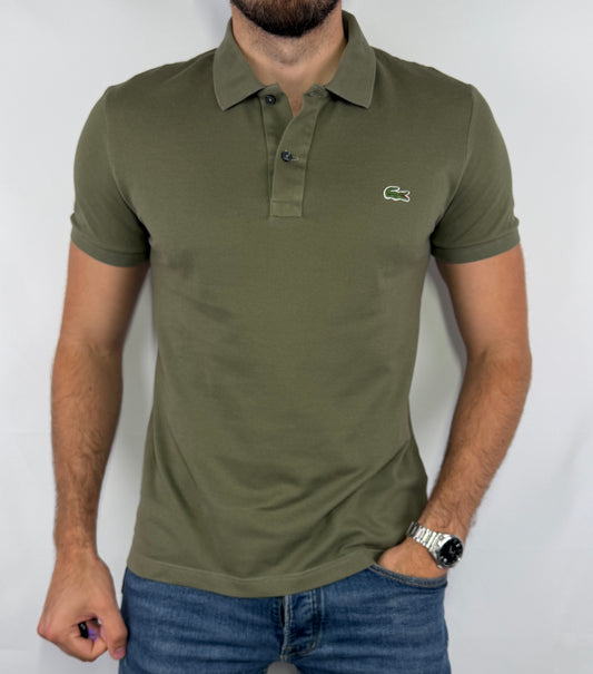 Polo Lacoste kaki homme taille M en très bon état. Pièce seconde main premium sélectionnée par Comptoir Masculin. Expédition rapide depuis la France.