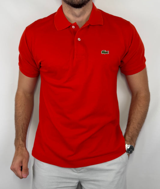 Polo Lacoste homme taille L en très bon état. Pièce seconde main premium sélectionnée par Comptoir Masculin. Expédition rapide depuis la France.