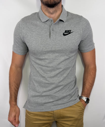 Polo Nike homme taille M en très bon état. Pièce seconde main premium sélectionnée par Comptoir Masculin. Expédition rapide depuis la France.